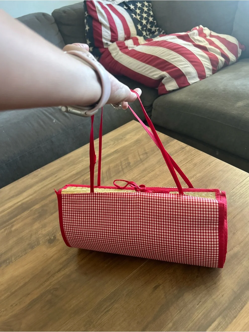 Cutest vintage Red Gingham Roll-Up Bamboo beach Mat - in EUC straw